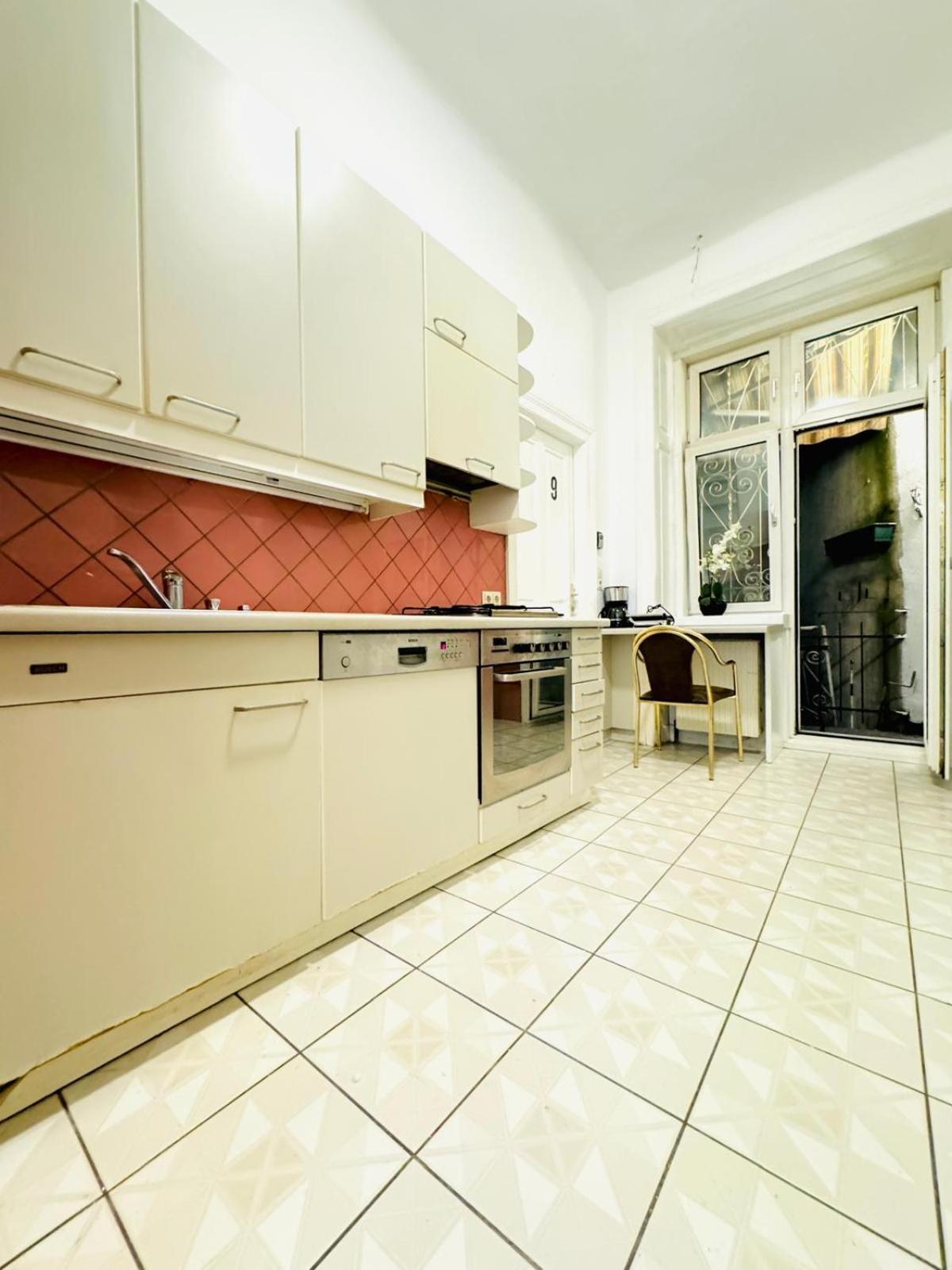 Cozy 9br Shared Apartment, Only 12min Walk To Augarten Apartment Wien